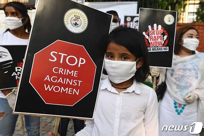 인도 수도 뉴델리에서 여성 범죄 근절을 위한 시위가 벌어지고 있다. 2020.10.11 © AFP=뉴스1