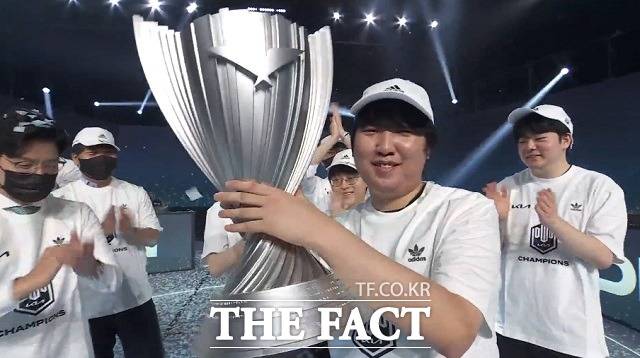 지난달 28일 오후 경기도 고양시 일산서구 CJ ENM 스튜디오에서 열린 '2021 LCK 서머' 결승전에서 담원 기아 선수들과 코치진이 우승한 뒤 기뻐하고 있다. /네이버 중계 캡처