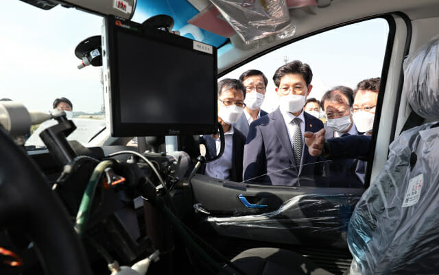 노형욱 국토교통부 장관이 24일 경기도 화성 자동차안전연구원을 방문, 자율주행차를 둘러보고 있다.