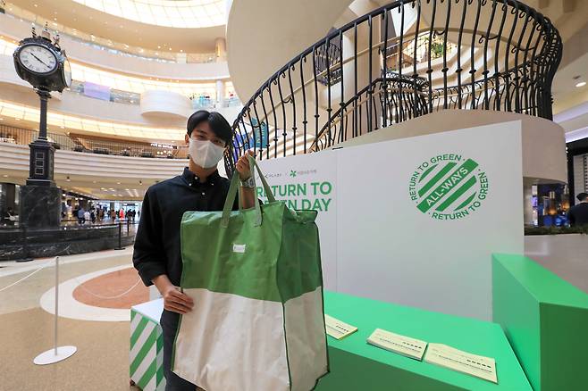 AK플라자 분당점의 '리턴 투 그린 의류 기부 캠페인'. /AK플라자