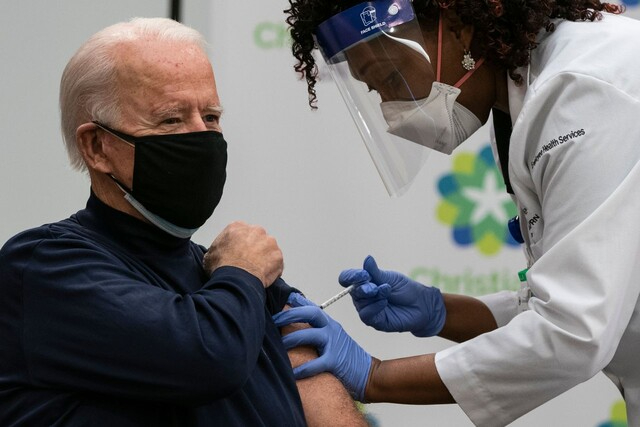 조 바이든 미국 대통령이 지난해 12월 21일(현지시간) 델라웨어주 뉴어크에 있는 크리스티아나케어 병원에서 화이자-바이오엔테크의 코로나19 백신 주사를 맞고 있다. AFP/연합뉴스 제공