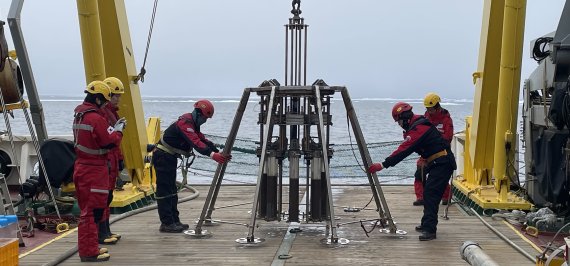 극지연구소의 연구원들이 국내 유일 쇄빙연구선 아라온호를 이용해 동시베리아해에서 해저퇴적물 채취하고 있다. 극지연구소 제공