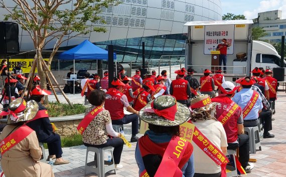 공인중개사협회 소속 공인중개사들이 24일 세종시 국토교통부 청사 앞에서 대규모 집회를 열고 '중개보수 인하안 즉각 철회'를 요구하고 있다.