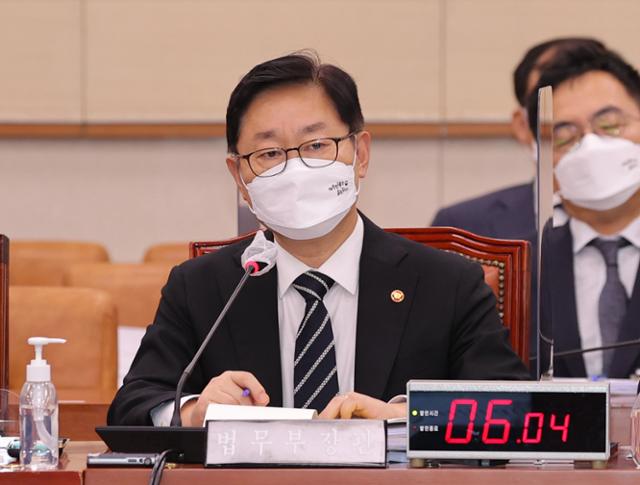 박범계 법무부 장관이 24일 서울 여의도 국회에서 열린 법제사법위원회 전체회의에서 의원 질의에 답변하고 있다. 뉴시스
