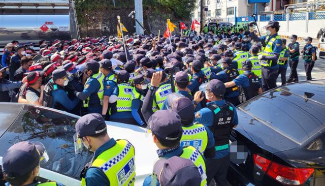 24일 민주노총 화물연대 조합원들이 SPC삼립 청주공장 앞에서 농성을 벌이고 있다. 연합뉴스
