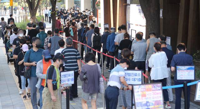 코로나19 신규 확진자가 역대 최다인 2434명을 기록한 24일 서울 송파구보건소 선별진료소에서 시민들이 검사 대기를 하고 있다. 뉴스1