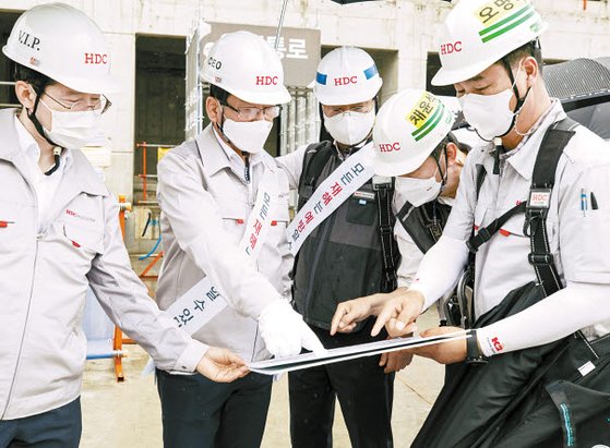HDC현대산업개발 권순호 사장(왼쪽에서 두번째)과 직원 등이 강동구 둔촌 재건축 현장에서 안전 점검을 하고 있다.