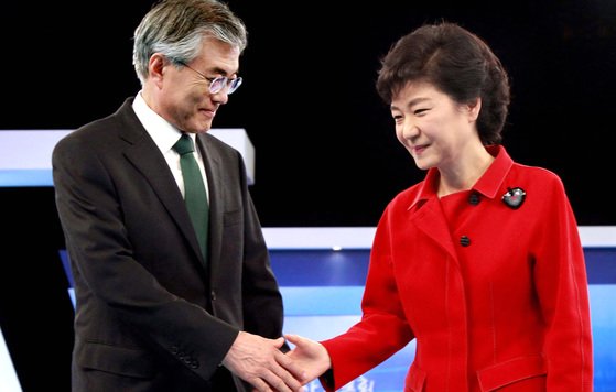 2012년 12월 16일 당시 새누리당 박근혜(오른쪽) 후보와 민주통합당 문재인 후보가 대선 TV 토론에 앞서 악수하고 있는 모습. 중앙포토