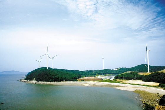 GS건설이 친환경 녹색경영 일환으로 2011년 인천시 옹진군에 건설한 친환경 발전시설인 영흥국산풍력상용화단지.