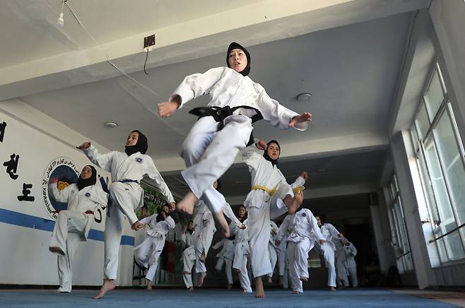 지난 3월 아프가니스탄 카불에서 소녀들이 발차기 연습을 하고 있다. AP=연합뉴스