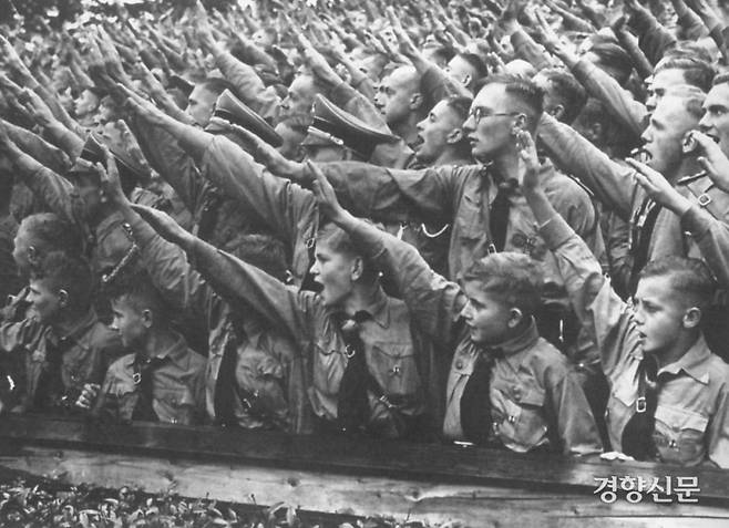 히틀러 청년단 단원 수백 명이 1937년 뉘른베르크 집회에서 아돌프 히틀러의 연설을 들으며 나치식 경례를 하고 있다. 페이퍼로드 제공
