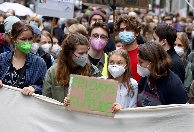 스웨덴의 환경운동가인 그레타 툰베리(앞줄 왼쪽에서 세번째)가 24일(현지시간) 독일 베를린에서 열린 글로벌 기후파업 행사에서 ‘미래를 위한 금요일’이라고 적은 팻말을 들고 있다. 베를린 | 로이터연합뉴스