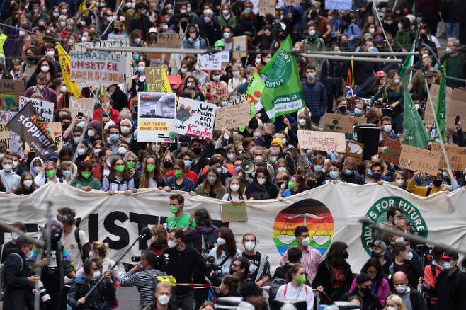 24일 베를린 국회의사당 앞에서 열린 기후파업 시위에 수천명이 참석했다.