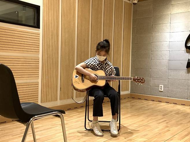Idol-wannabe Woo Seo-yul plays the guitar. (Park Jun-hee/The Korea Herald)
