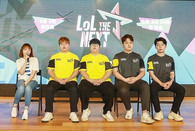 (왼쪽부터)여지희 라이엇게임즈 퍼블리싱 팀장·'폰' 허원석·'울프' 이재완·'프레이' 김종인·'마린' 장경환. 라이엇 게임즈 제공