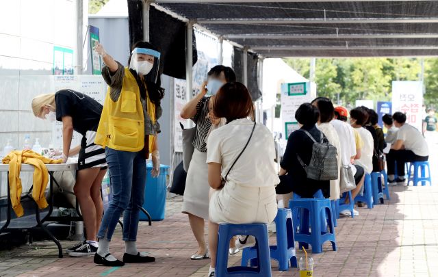 24일 오전 서울 마포구 서강대역 광장 임시선별검사소에서 시민들이 검사를 받기 위해 줄 서 있다. 뉴시스