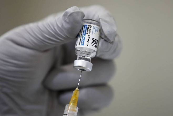 지난 6월 서울 노원구 한 산부인과에서 의료진이 얀센 백신을 소분하고 있다./사진=뉴시스