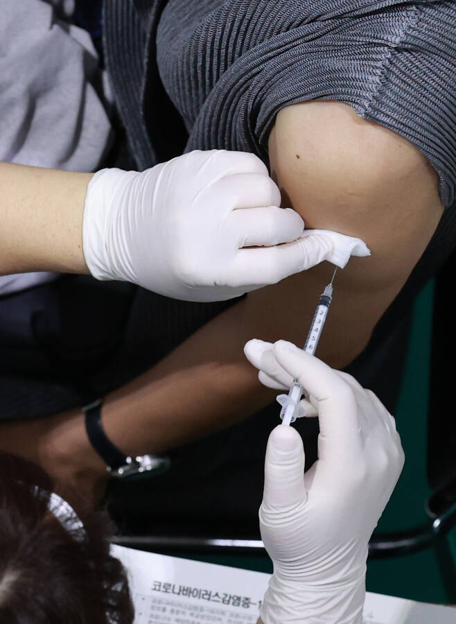 23일 서울 서대문구 북아현문화체육센터에 마련된 코로나19 백신접종센터를 찾은 시민들이 백신 접종을 하고 있다. [연합]