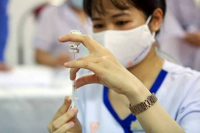 지난 3월 31일 베트남 간호사가 코로나19 백신을 준비하고 있는 모습. EPA=연합뉴스