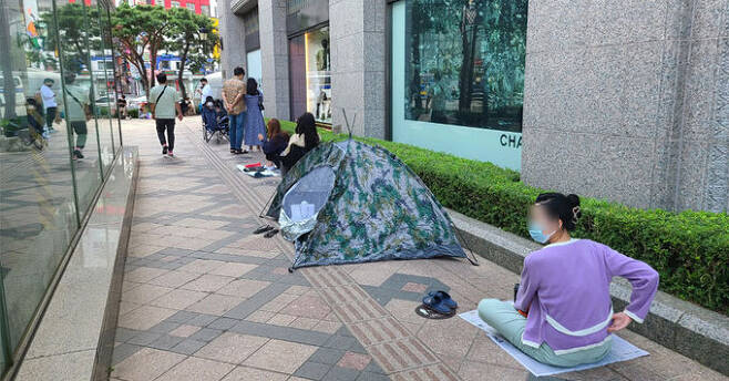 지난 19일 서울 중구 신세계백화점 본점 앞에서 샤넬 구매를 원하는 이들이 개점 전부터 대기하고 있다.