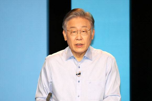 발언하는 이재명 대선 예비후보 - 19일 오후 광주 남구 광주MBC 공개홀에서 열린 더불어민주당 대선 후보자 토론회에서 이재명 예비후보가 발언하고 있다. 2021.9.19 연합뉴스