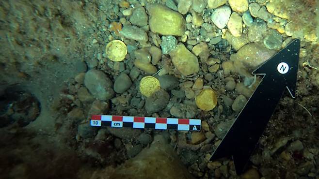 해저 쓰레기 치우던 스페인 두 남자, 약 1500년전 로마금화 발견