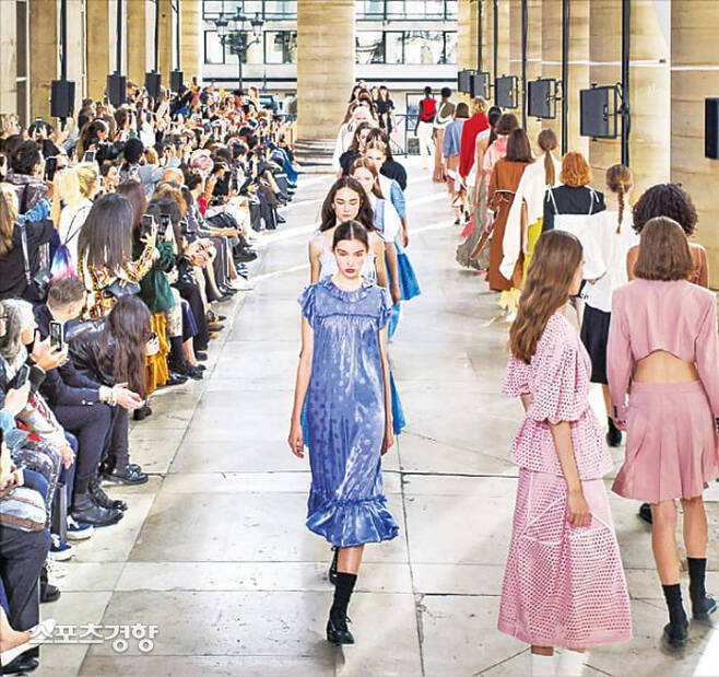 매년마다 k팝 아이돌들이 참석해왔던 파리 패션위크는 세계 4대 패션쇼 중 가장 권위 있고 패션계를 선도하는 행사로 꼽힌다.