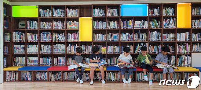 화순 천태초등학교의 하늘별나르샤 도서관을 이용하는 아이들(전남도교육청 제공)/뉴스1