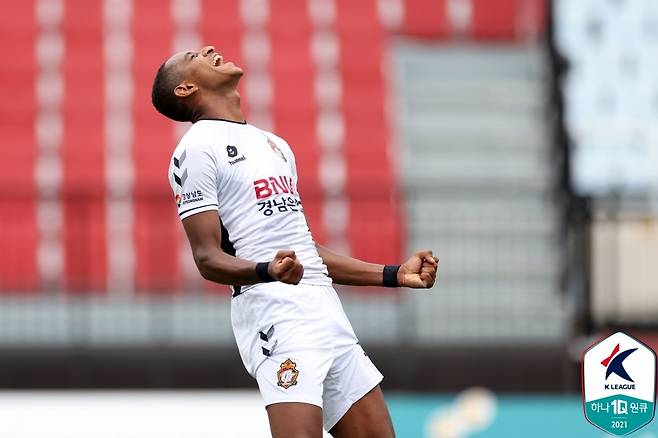 경남 에르난데스가 후반 추가시간 페널티킥 골을 터트린 뒤 기뻐하고 있다. (한국프로축구연맹 제공) © 뉴스1