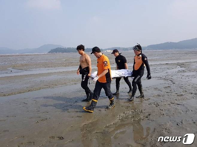 해경이 지난 24일 오후 10시께 해루질을 나간 뒤 숨진 채 발견된 40대 남성을 이송하고 있다.(태안해양경찰서 제공) © News1