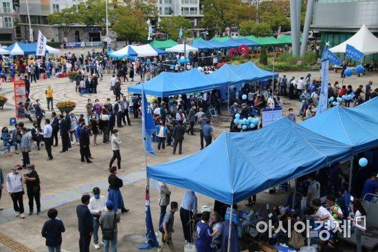 더불어민주당 대선 후보 호남지역 경선 첫날인 25일 오후 광주광역시 김대중센터 앞에 각 후보의 지지자들이 열띤 응원전을 펼치고 있다.