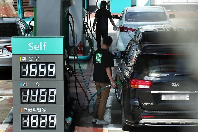 지난 22일 서울 시내 한 주유소에 표시된 유가정보. /연합뉴스