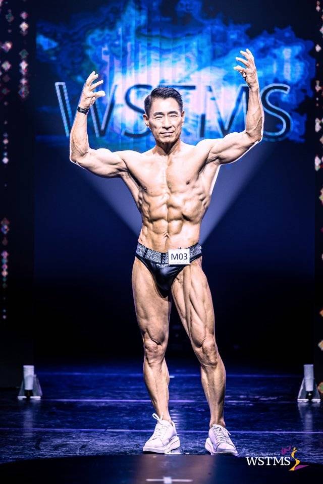 조우순 부회장이 월드스포츠탑모델쇼(WSTMS)에 출전해 연기하고 있다. 그는 5월 고양시장배 보디빌딩 대회에 생애 처음 출전해 마스터스 부문 우승을 포함해 그랑프리까지 차지했다. 조우순 부회장 제공.