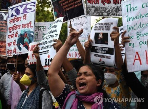 인도 뉴델리에서 성폭력 항의 시위를 벌이는 여성들. <EPA=연합뉴스>