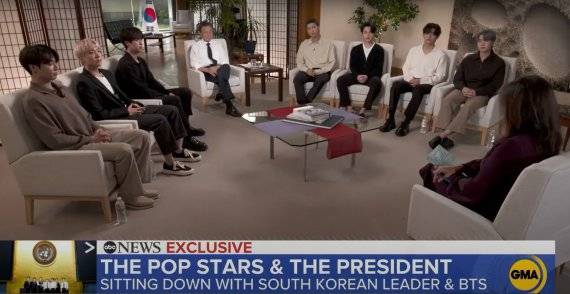 (서울=뉴스1) = 유엔 총회에 참석했던 문재인 대통령과 방탄소년단(BTS)이 함께한 인터뷰 영상이 24일(현지시각) 오전 미국 ABC방송 ‘굿모닝 아메리카’를 통해 방영됐다. 문 대통령은 인터뷰를 통해 BTS가 유엔 총회에서 선보인 노래 ‘퍼미션 투 댄스’는 “노래도 아름답고 안무도 아름답지만 차이를 뛰어넘는 통합이라는 메시지를 세계인들에게 전달해줬다고 생각한다”고 말했다.(ABC방송 캡처) 2021.9.25/뉴스1 /사진=뉴스1화상