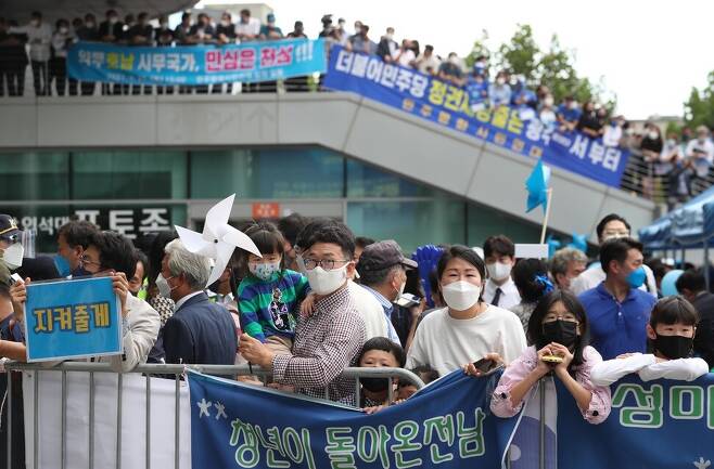 25일 광주·전남 지역순회 경선이 열리는 광주 김대중컨벤션센터 앞에서 지지자들의 응원전이 펼쳐지고 있다.광주/강창광 선임기자 chang@hani.co.kr