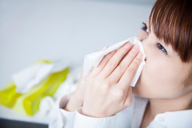 환절기에는 시도 때도 없이 재채기와 콧물, 코 막힘 등을 유발하는 알레르기 비염이 기승을 부린다. 게티이미지뱅크