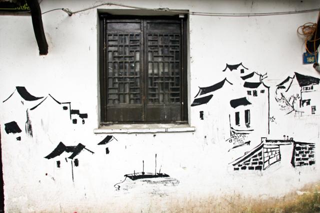 퉁리의 건물 외벽에 그려진 강남 수향 풍광. ⓒ최종명