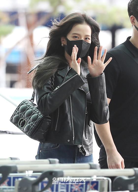 Group BLACKPINK JiSoo left Paris Fashion Week on the afternoon of the 25th through the Incheon International Airport.