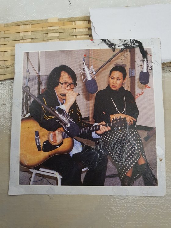 스튜디오에서 함께 녹음 중인 조영남씨와 패티김. 조씨는 1997년 두 사람의 합동 앨범 ‘우리사랑’을 제작할 때로 기억했다. [사진 조영남]
