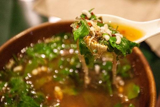 태국 북부 지방에서는 예부터 붉은개미알을 식재료로 활용했다. 씹으면 톡 하고 터지면서 시큼한 맛이 난다. 최승표 기자