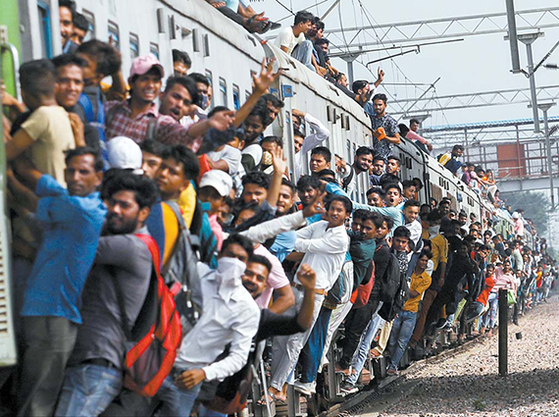 인도 인구는 무서운 속도로 증가한다. 빠르면 2023년 중국을 추월할 수 있다는 전망도 나온다. 열차에 올라탄 인도 사람들. [로이터=연합뉴스]
