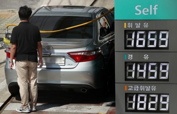 서울 시내 한 주유소에서 시민이 차량에 기름을 넣고 있다. 사진=연합뉴스