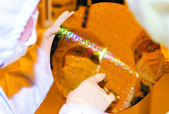 Researchers from the National NanoFab Center look at a 40 nanometer patterned wafer. [KIM SUNG-TAE]