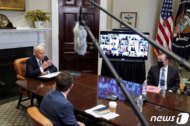 조 바이든 미국 대통령이 지난 4월12일(현지시간) 워싱턴 백악관에서 반도체 공급망 확충을 논의하는 화상회의에 참석해 발언하고 있다. /로이터=뉴스1