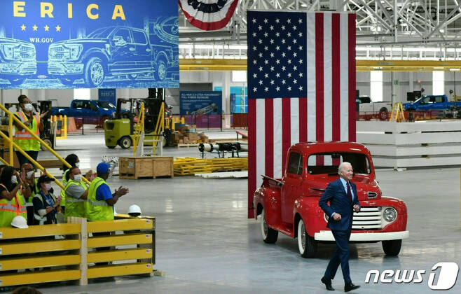 조 바이든 미국 대통령이 지난 5월18일(현지시간) 미시간주 디어본의 포드 전기차 공장을 방문했다. /AFP=뉴스1