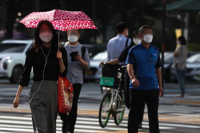 25일 기상청에 따르면 오는 26일은 전국이 일교차가 큰 초가을 날씨를 보일 전망이다. 사진은 지난 9일 서울 광화문 네거리 횡단보도를 건너는 시민들 모습. /사진=뉴스1