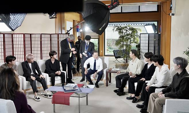 문재인 대통령과 그룹 BTS(방탄소년단)가 21일 오후(현지시각) 뉴욕 주유엔대표부에서 미국 ABC 방송과 인터뷰에 앞서 환담하고 있다. [연합]