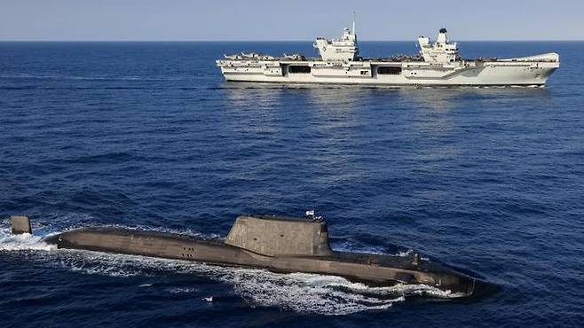영국 해군 아스튜트급 핵추진잠수함과 항모 퀸 엘리자베스호가 함께 훈련을 실시하고 있다. 영국 해군 제공