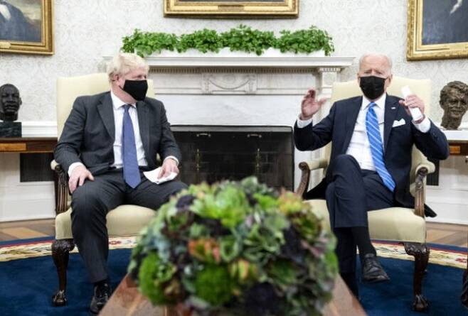 21일(현지시간) 미국 백악관에서 보리스 존슨 영국 총리(왼쪽)가 조 바이든 미국 대통령과 정상회담을 하고 있다. 워싱턴=AP연합뉴스